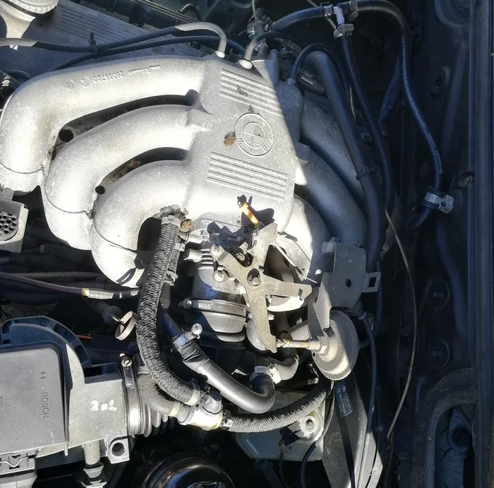 Sací potrubí a elektronické vstřikování motoru BMW 320 E28 při řešení vysokých emisí CO