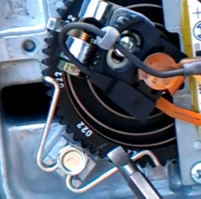 Otevřené čidlo hmotnosti vzduchu (váha vzduchu) BMW E28 se seřizovacím potenciometrem pod krytem