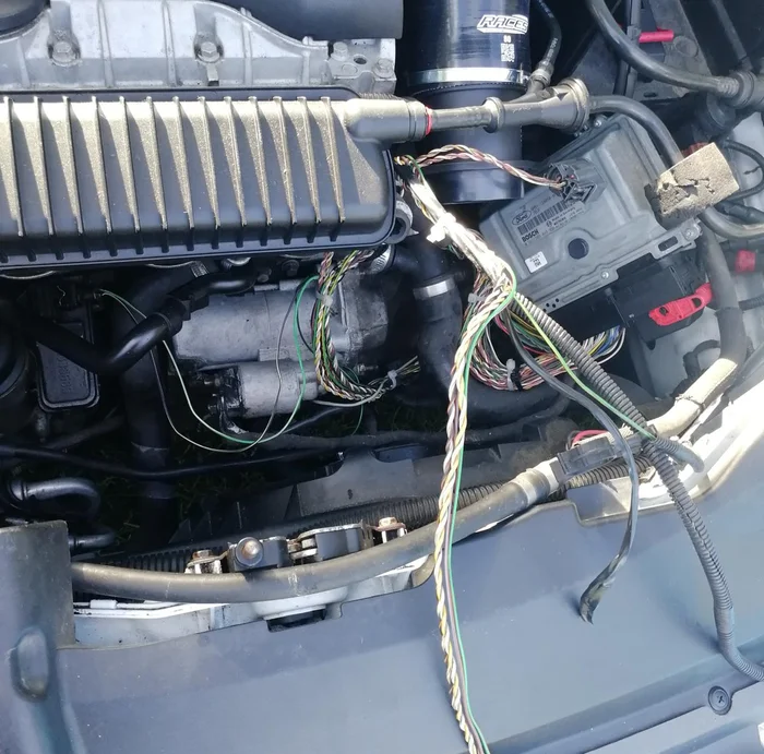 Poškozený kabelový svazek u konektoru řídicí jednotky motoru Ford Focus ST