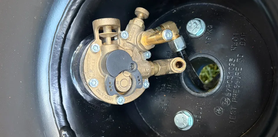 Montáž LPG nádrže se sestavou Tomasetto Achille ve Škodě Felicii