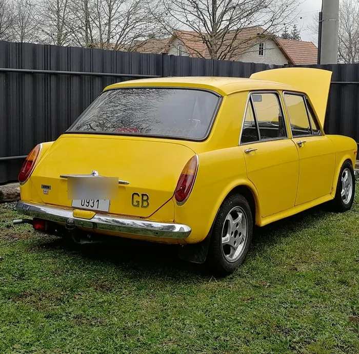 Morris Mini s Hydrolastic zavěšením při opravě u zákazníka
