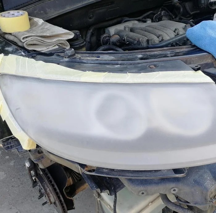 Zažloutlý a zmatněný světlomet Hyundai Santa Fe před renovací leptáním