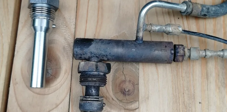 Nový a starý díl sekundární spalovací jednotky pro regeneraci DPF u Fordu S-Max