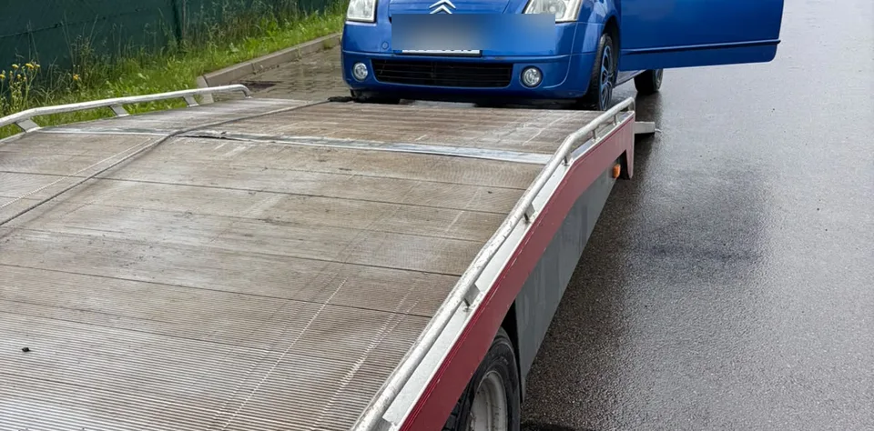 Nakládka osobního vozu na odtahovou plošinu